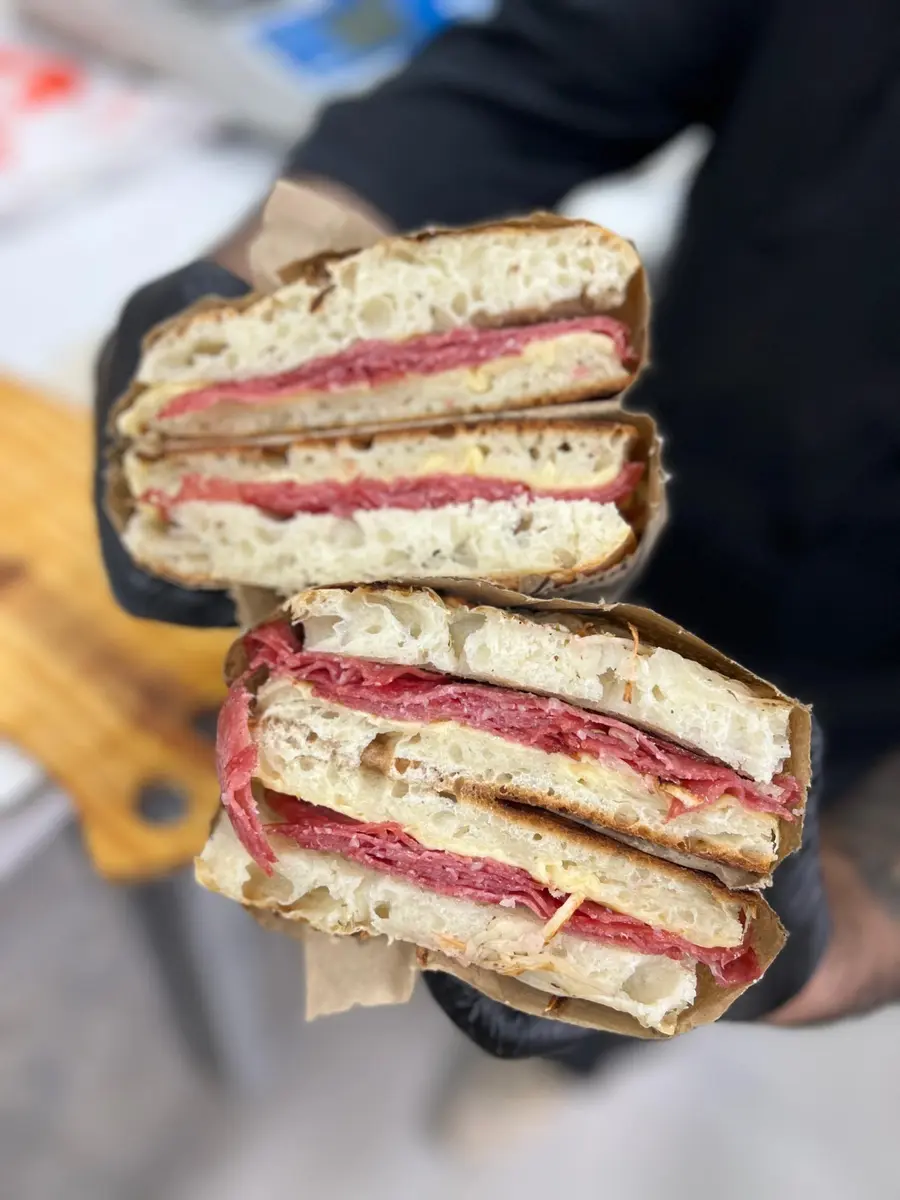Sándwiches de salame Milán cortados y listos para servir